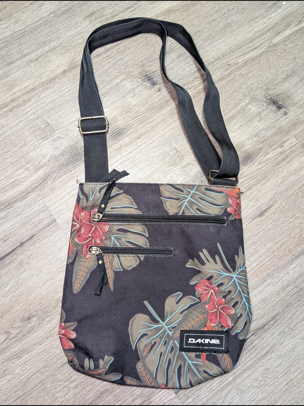 Dakine Jo Jo Hawaii Black Tropical Floral Foliage Monstera Crossbody Bag